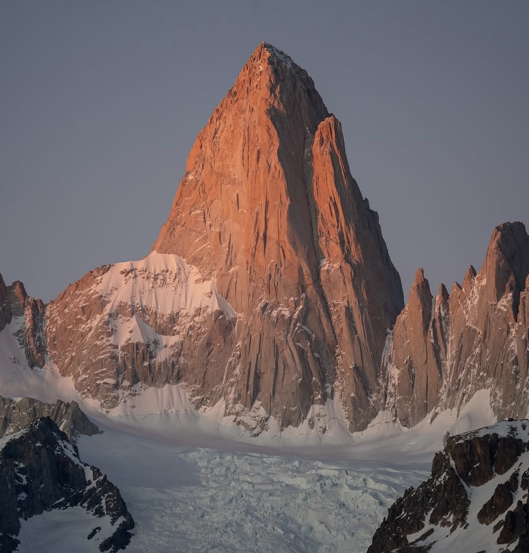 Fitz Roy iluminado por la luz cálida del atardecer