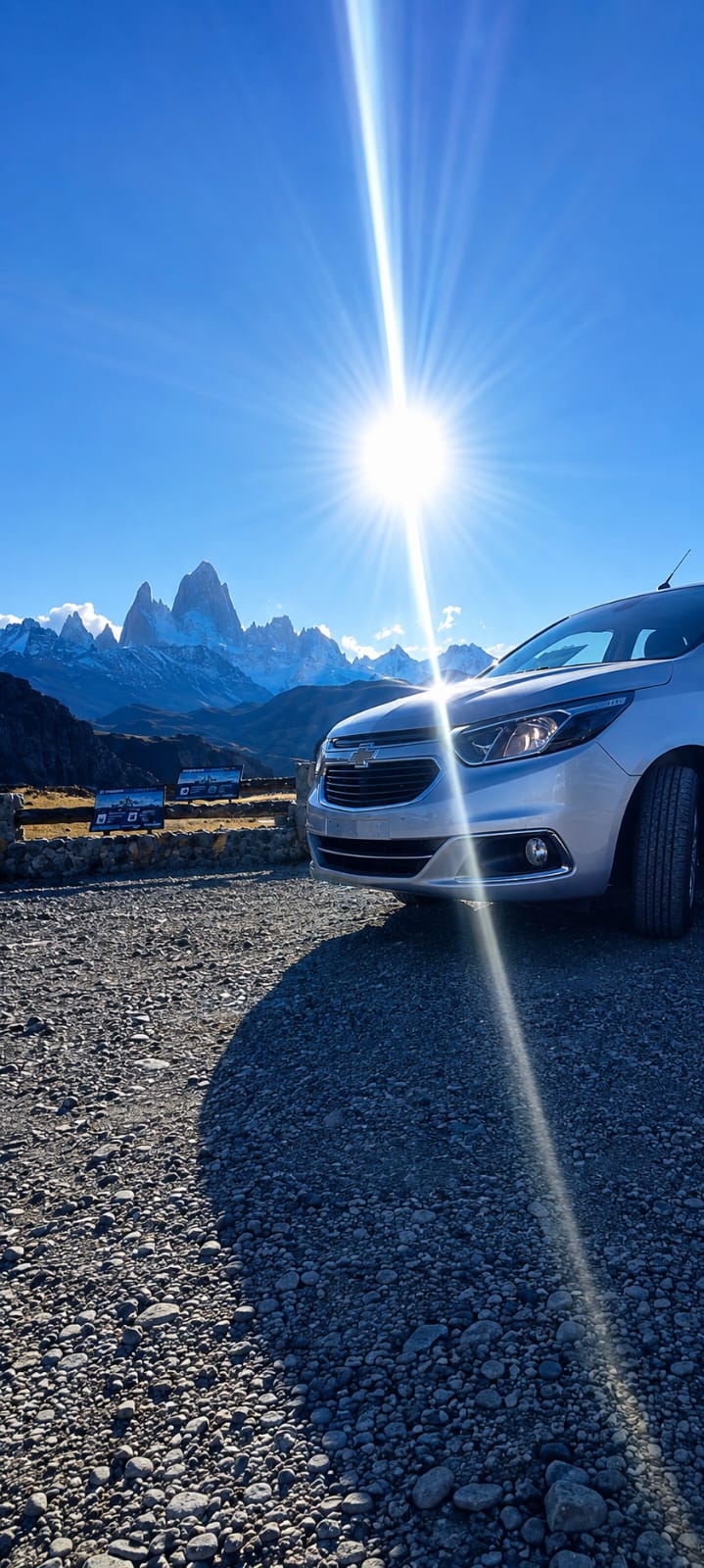 Automóvil Chevrolet estacionado frente al macizo del Fitz Roy