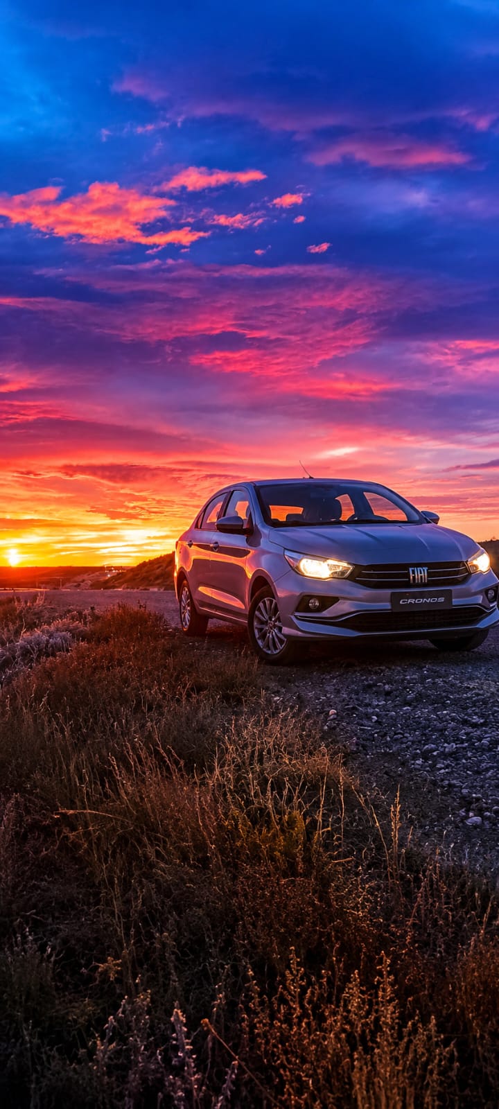 Automóvil Fiat fotografiado al atardecer en un paisaje patagónico