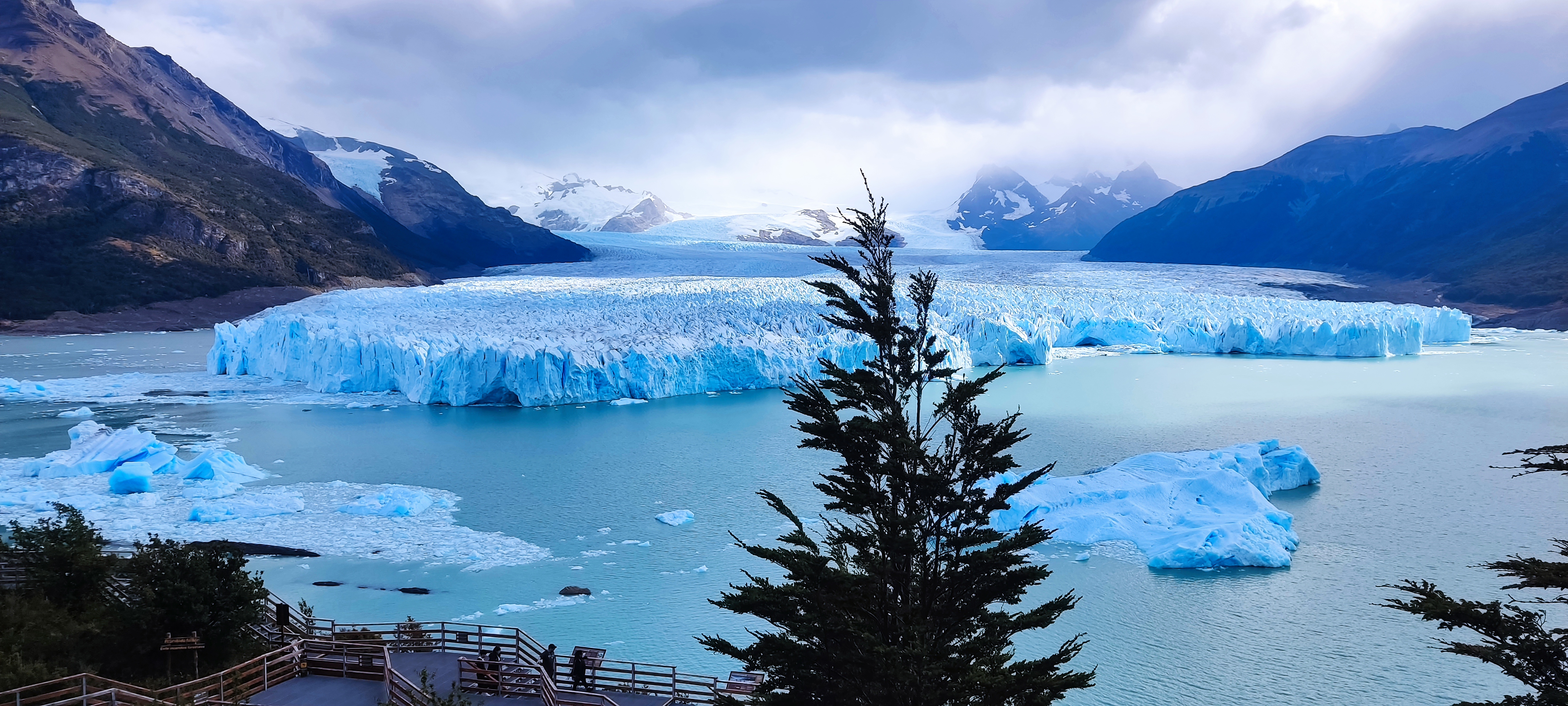 Panorama amplio del Glaciar Perito Moreno bajo un cielo nublado